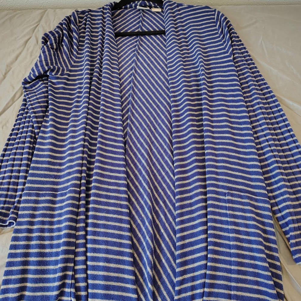 Chico's Zenergy Navy and White Knit Top